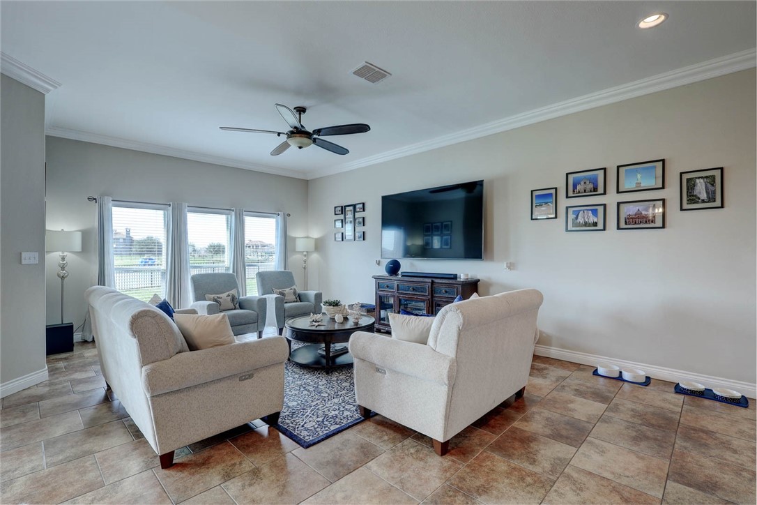 5933 Lago Vista Dr Property Photo 5