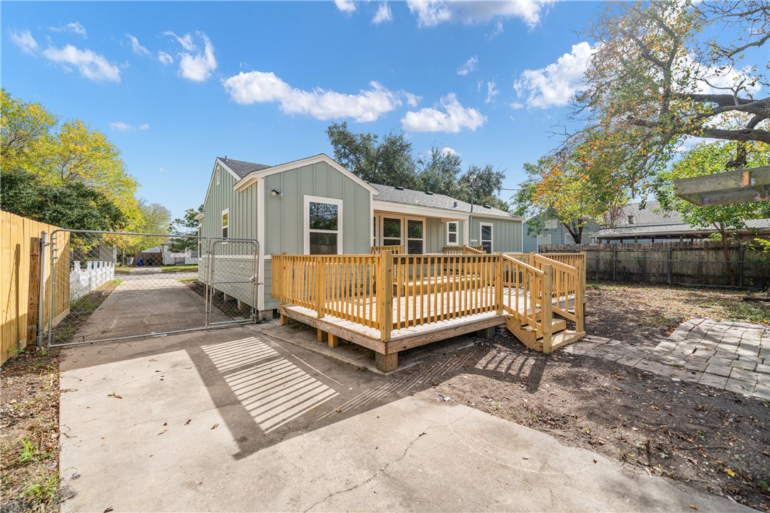 1233 Brentwood Dr Property Photo 3