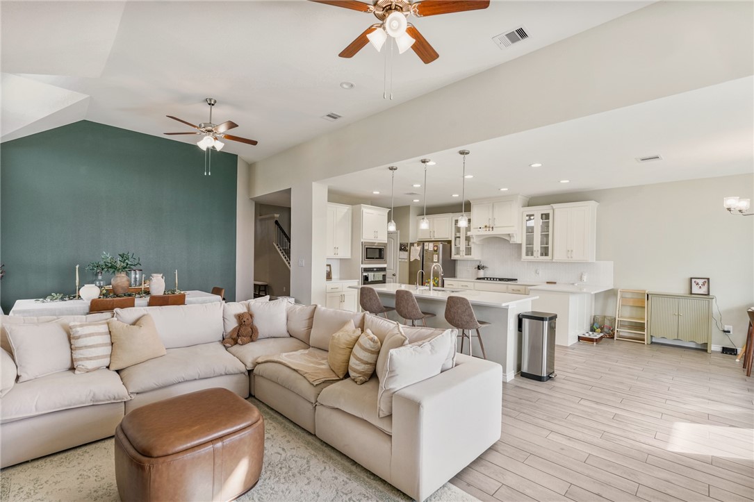 1353 London Towne Blvd Property Photo 8