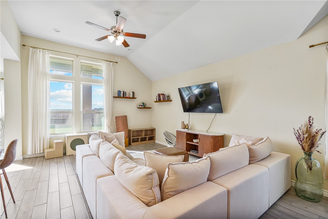 1353 London Towne Blvd Property Photo 10