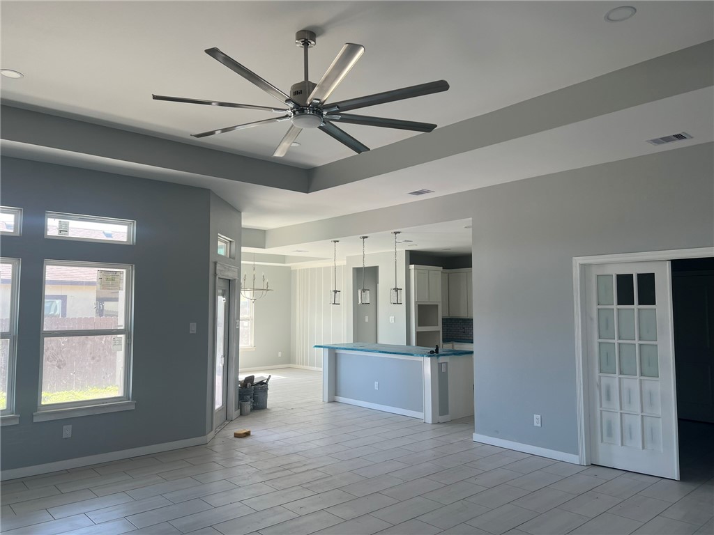 6865 La Salle Dr Property Photo 9
