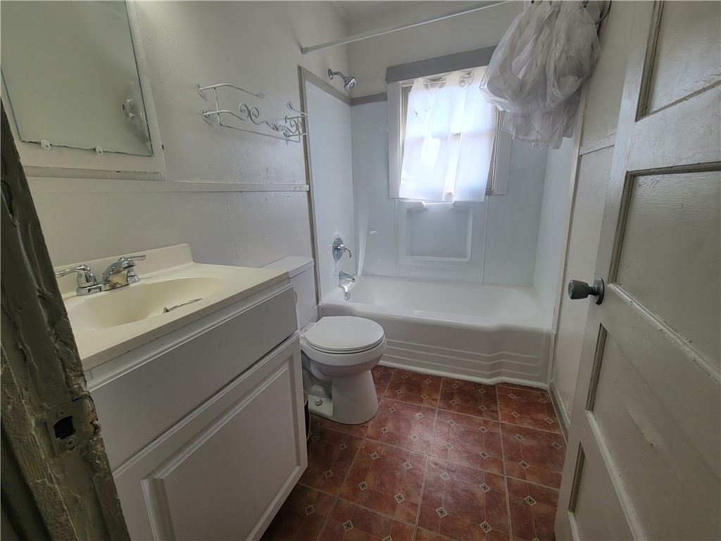 700 W Sinton St A Property Photo 4