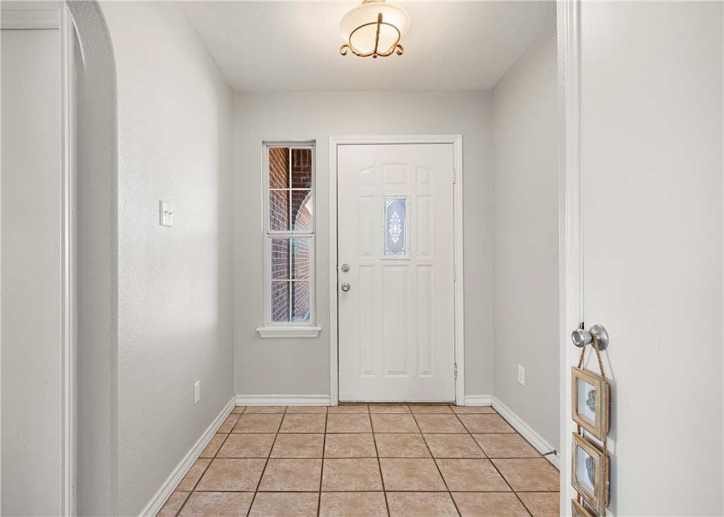 15634 Finistere St Property Photo 4