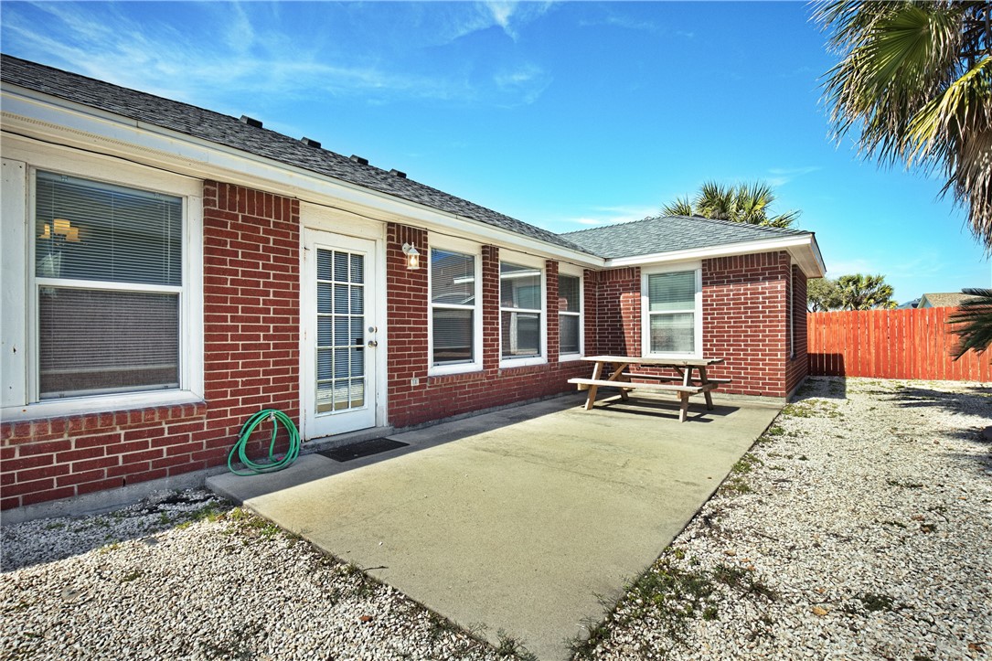 15634 Finistere St Property Photo 27