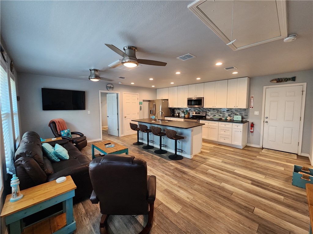 424 W Avenue E St 2 Property Photo 3