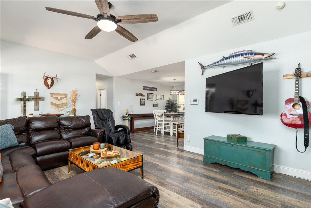 2541 Flour Bluff Dr Property Photo 8