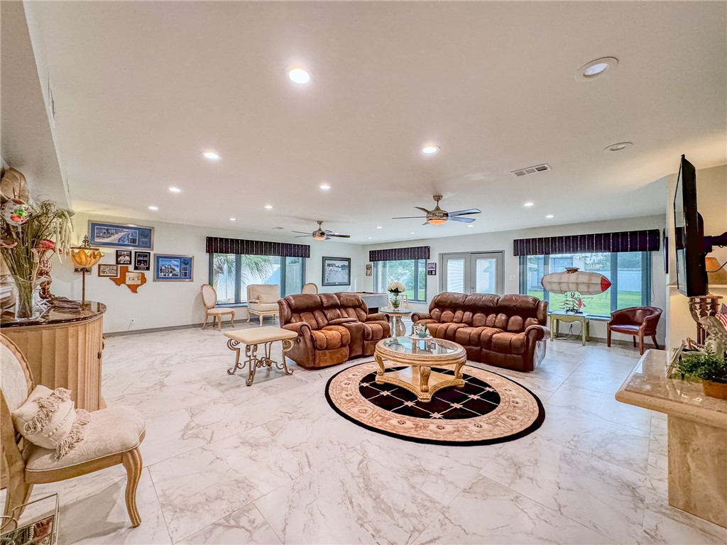 2925 Ocean Dr Property Photo 19