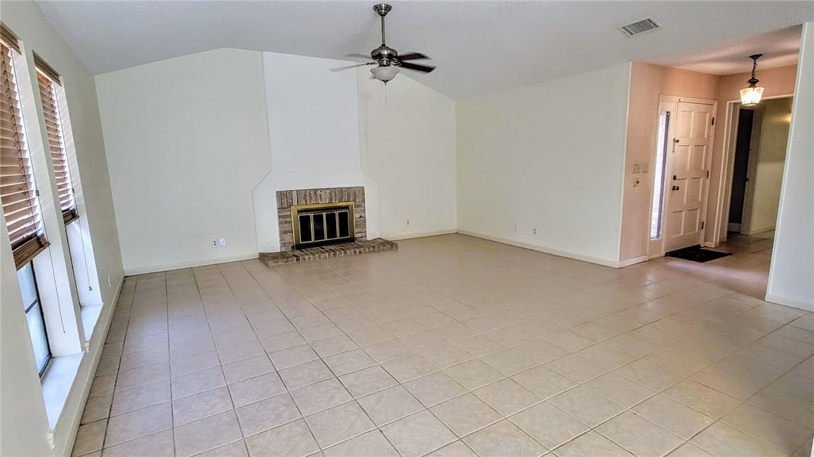 3111 Traylor Blvd Property Photo 10