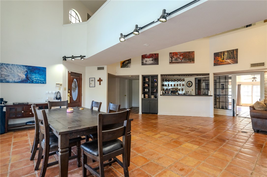 3201 Traylor Blvd Property Photo 3