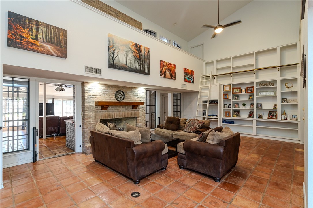 3201 Traylor Blvd Property Photo 4