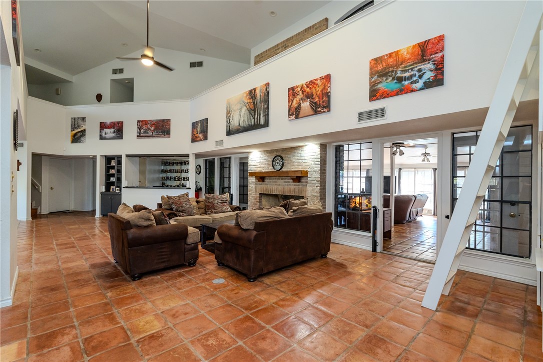 3201 Traylor Blvd Property Photo 5