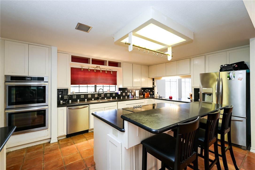 3201 Traylor Blvd Property Photo 7
