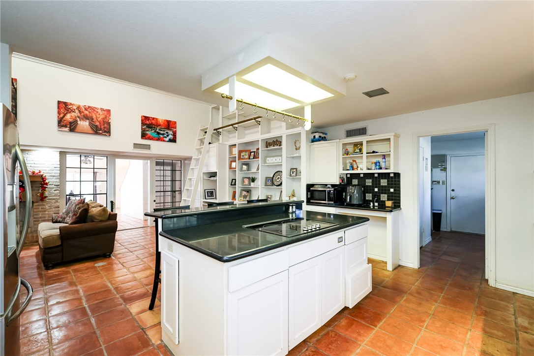 3201 Traylor Blvd Property Photo 8