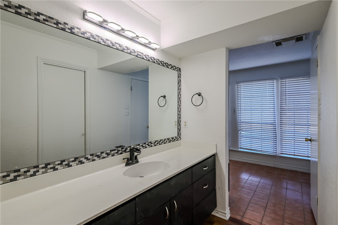 3201 Traylor Blvd Property Photo 13