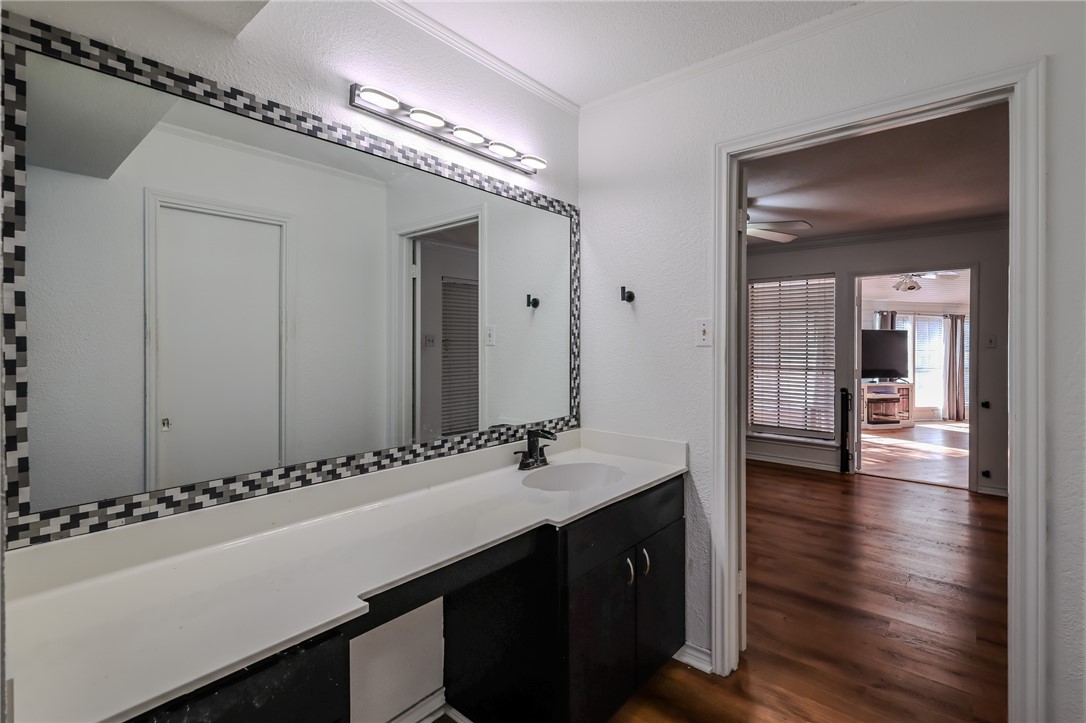 3201 Traylor Blvd Property Photo 15
