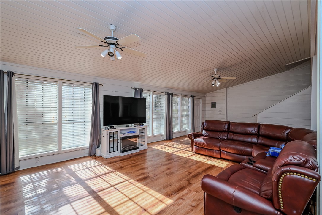 3201 Traylor Blvd Property Photo 16