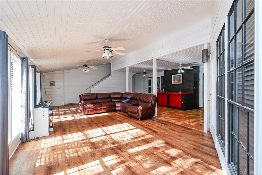 3201 Traylor Blvd Property Photo 17