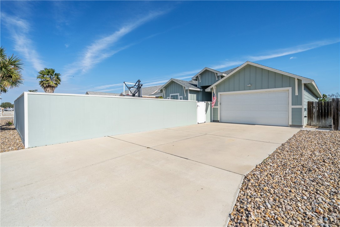 15438 Escapade St Property Photo 8