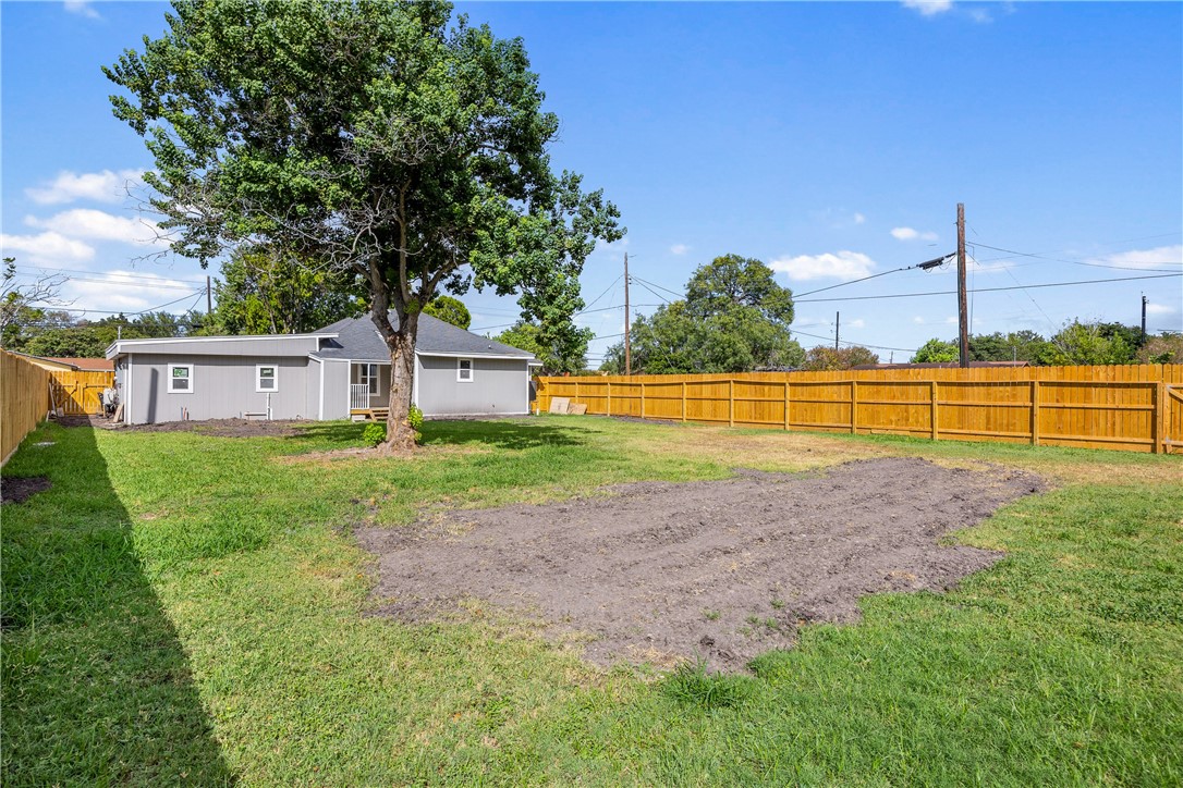 302 E Willis St Property Photo 13