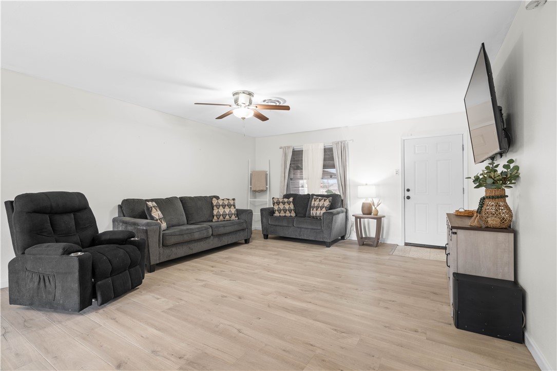 10749 Kingwood Dr Property Photo 4