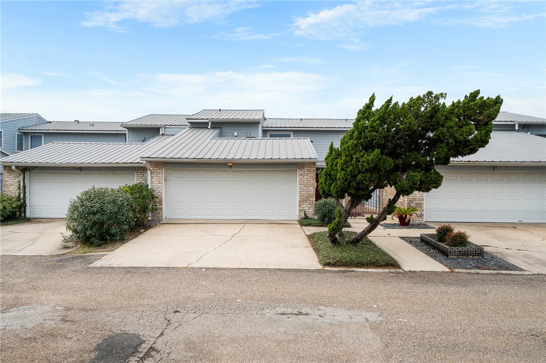 840 Cliff Dr 8 Property Photo 1