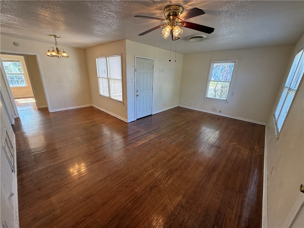 4462 Carlton St Property Photo 4