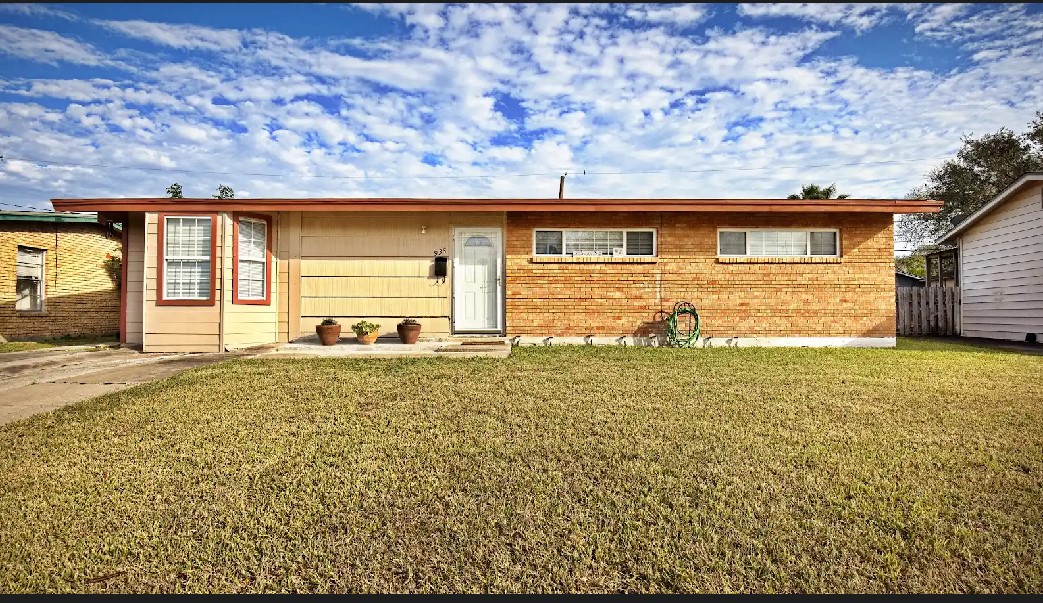 938 Woodlawn Dr Property Photo