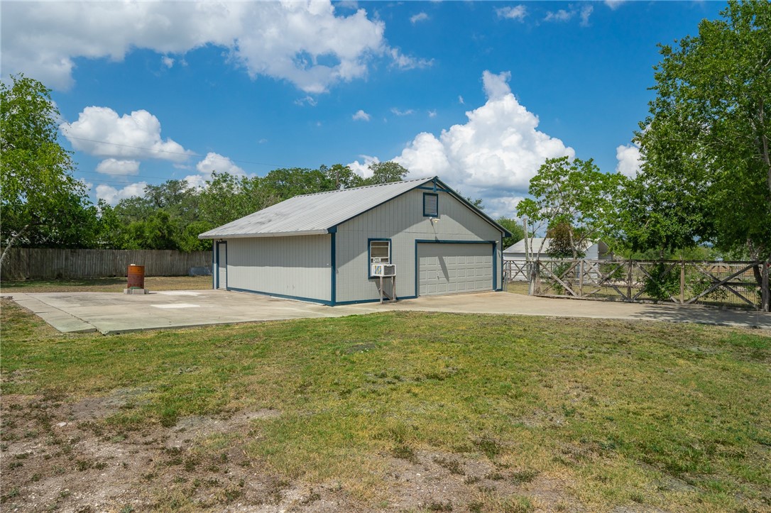 130 Hawkins Dr Property Photo 4