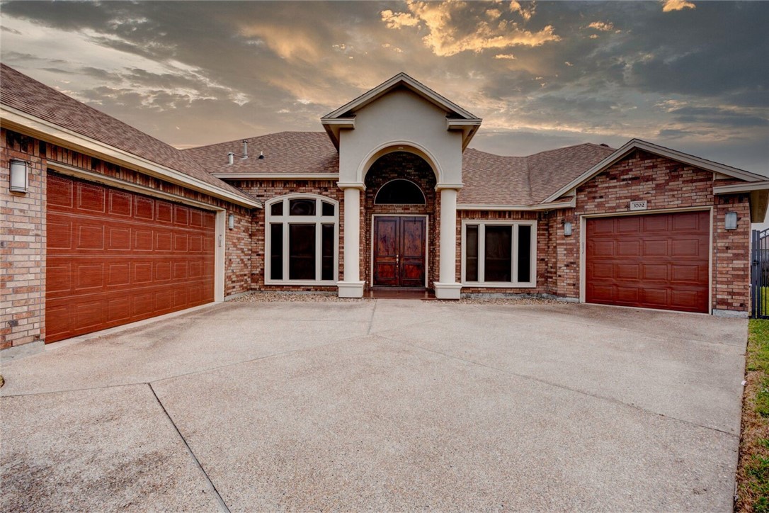 3702 E Lake Dr Property Photo 2