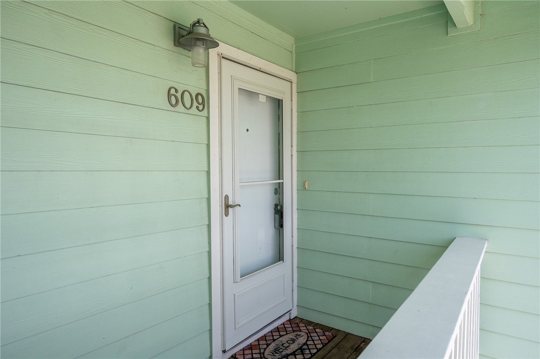 609 Lauderdale Dr Property Photo 2