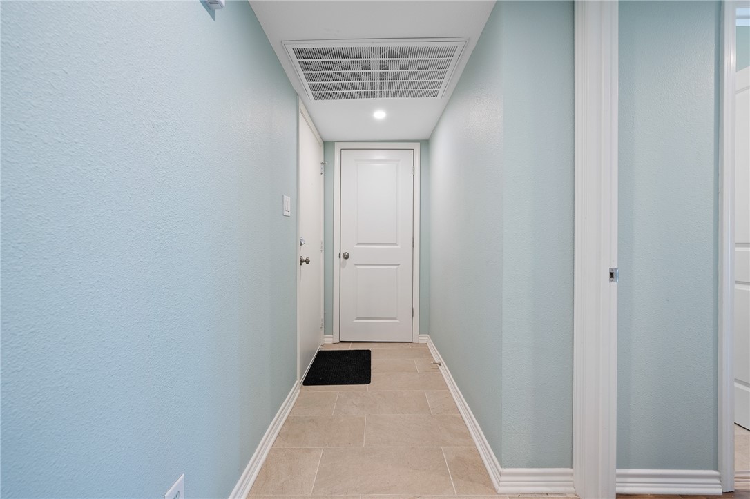 609 Lauderdale Dr Property Photo 3