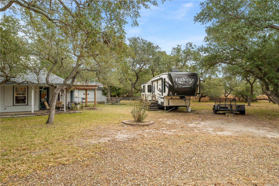 17 Circle Lake Dr Property Photo 4