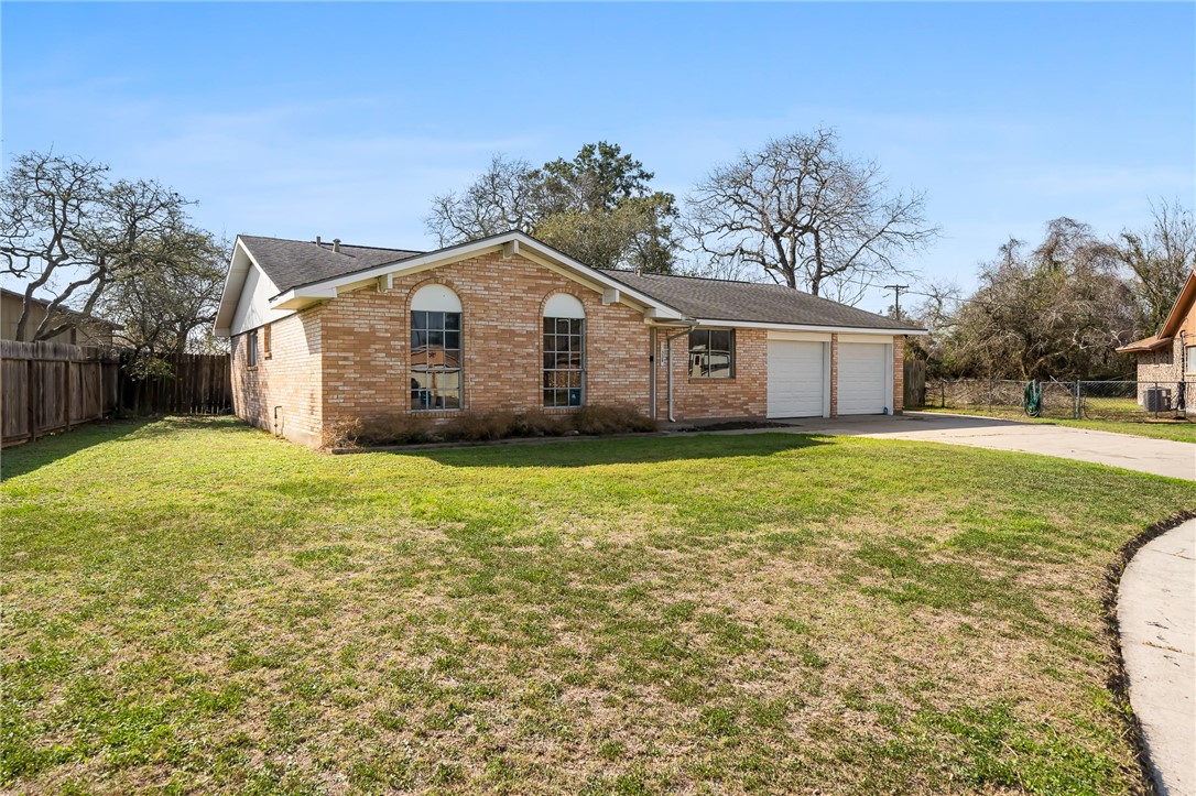 336 Lawn Dr Property Photo 3