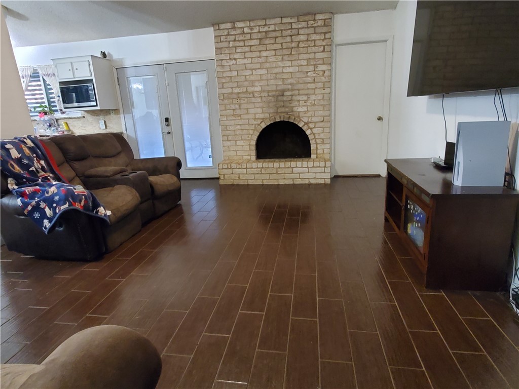 1901 Thames Dr Property Photo 2
