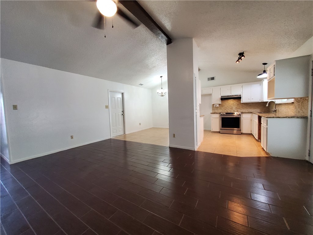1901 Thames Dr Property Photo 3