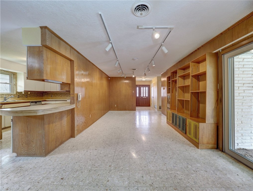 105 Markham Pl Property Photo 5