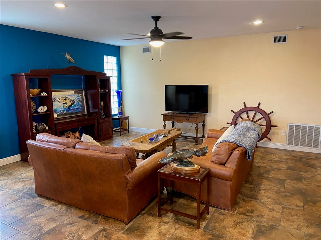 13753 Eaglesnest Bay Dr Property Photo 12