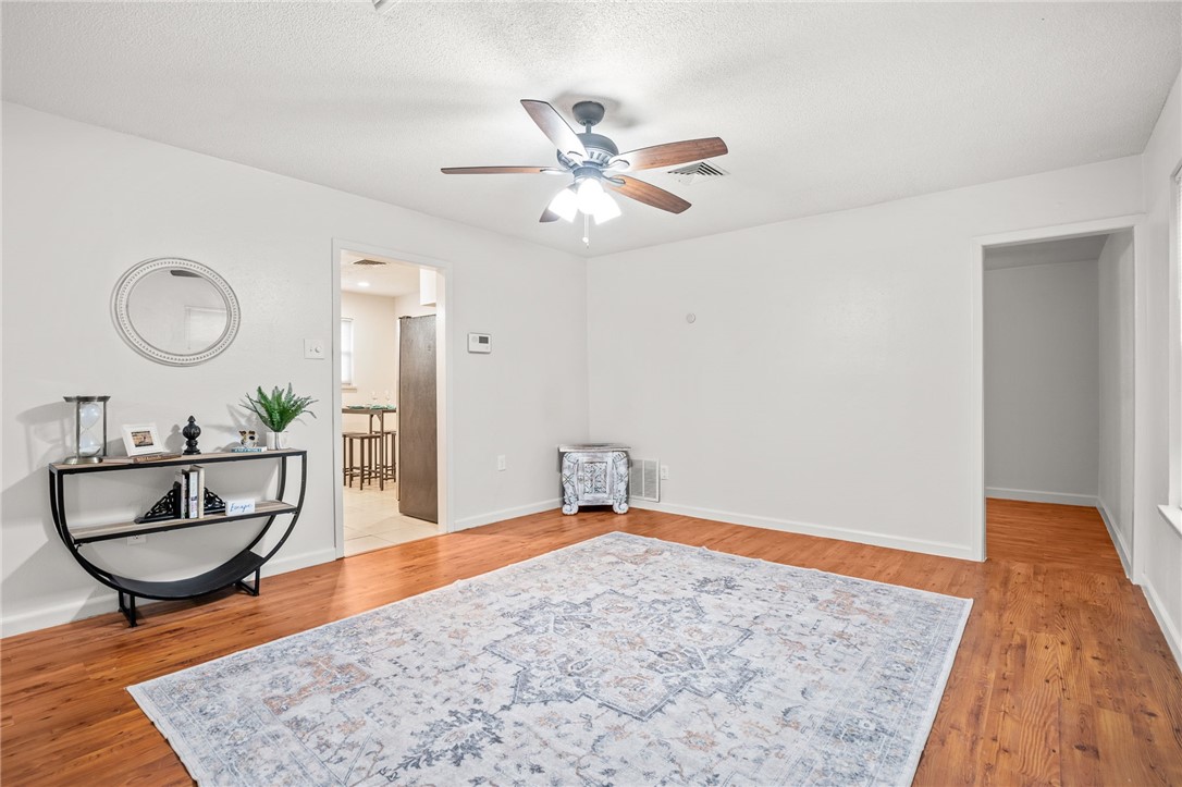 1837 Roslyn St Property Photo 4