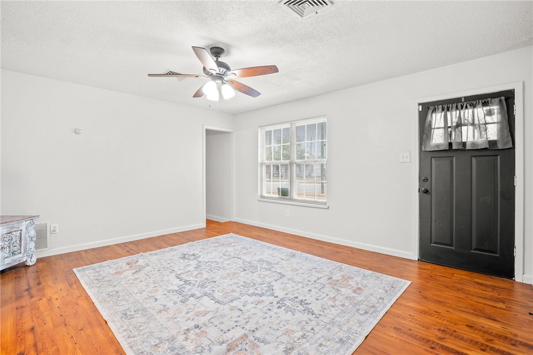 1837 Roslyn St Property Photo 5