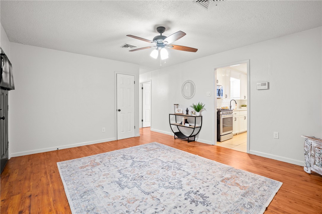 1837 Roslyn St Property Photo 6