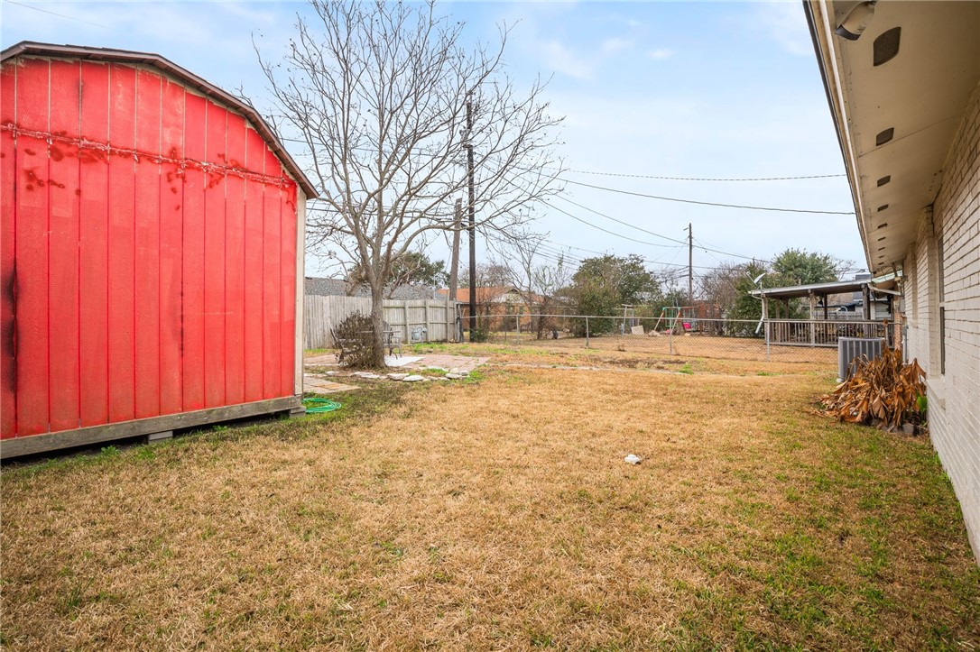 1837 Roslyn St Property Photo 24