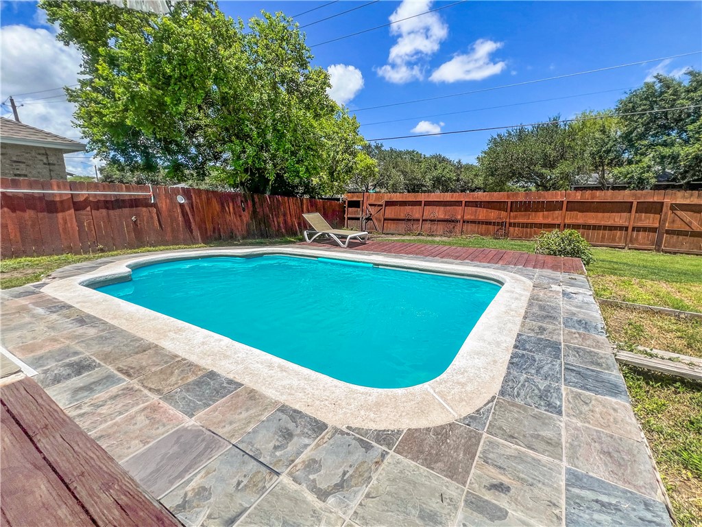 5422 Armstrong Dr Property Photo 2