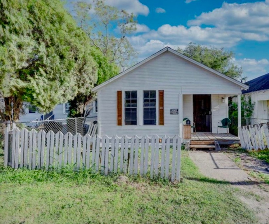 531 W Avenue E Property Photo 1