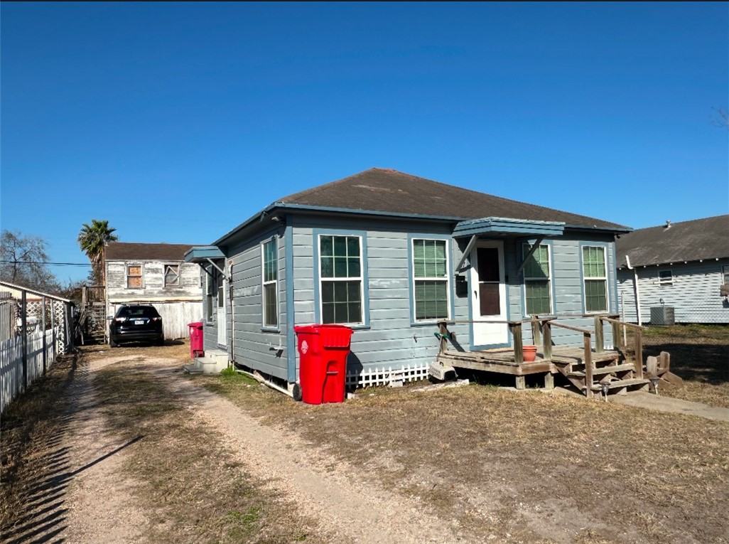 117 E Avenue D Ave Property Photo 2