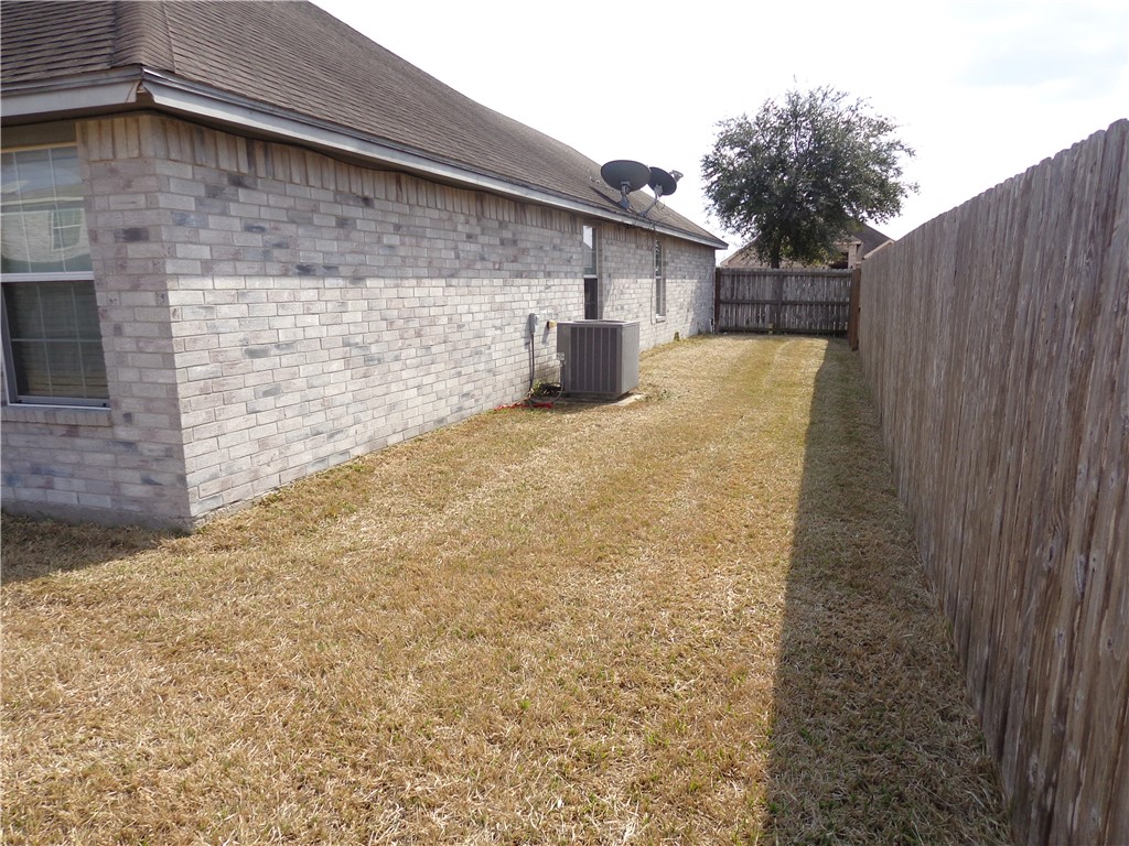 1904 Kelly Lane E Property Photo 3