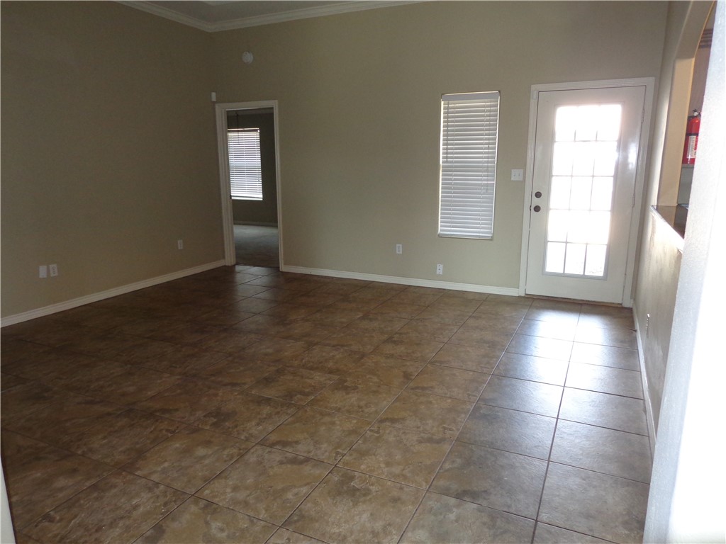 1904 Kelly Lane E Property Photo 7