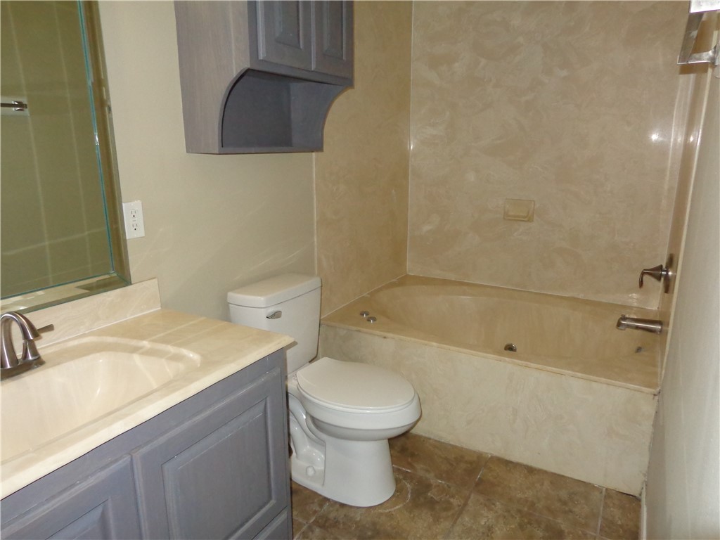 1904 Kelly Lane E Property Photo 9
