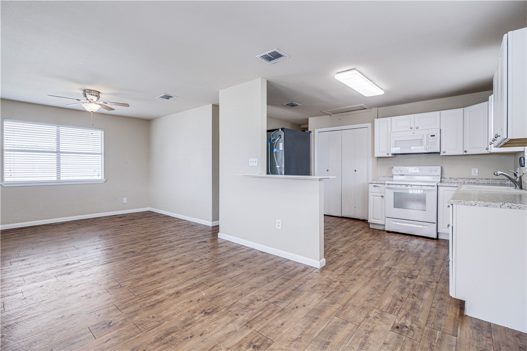 320 S Verne St Property Photo 7