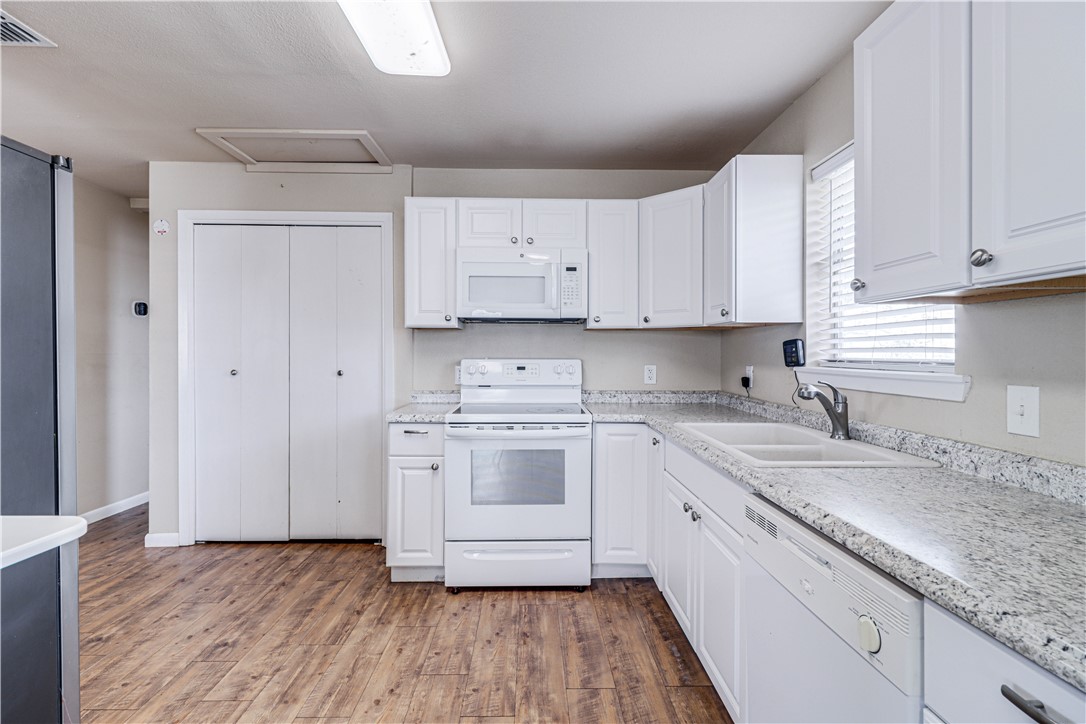 320 S Verne St Property Photo 11
