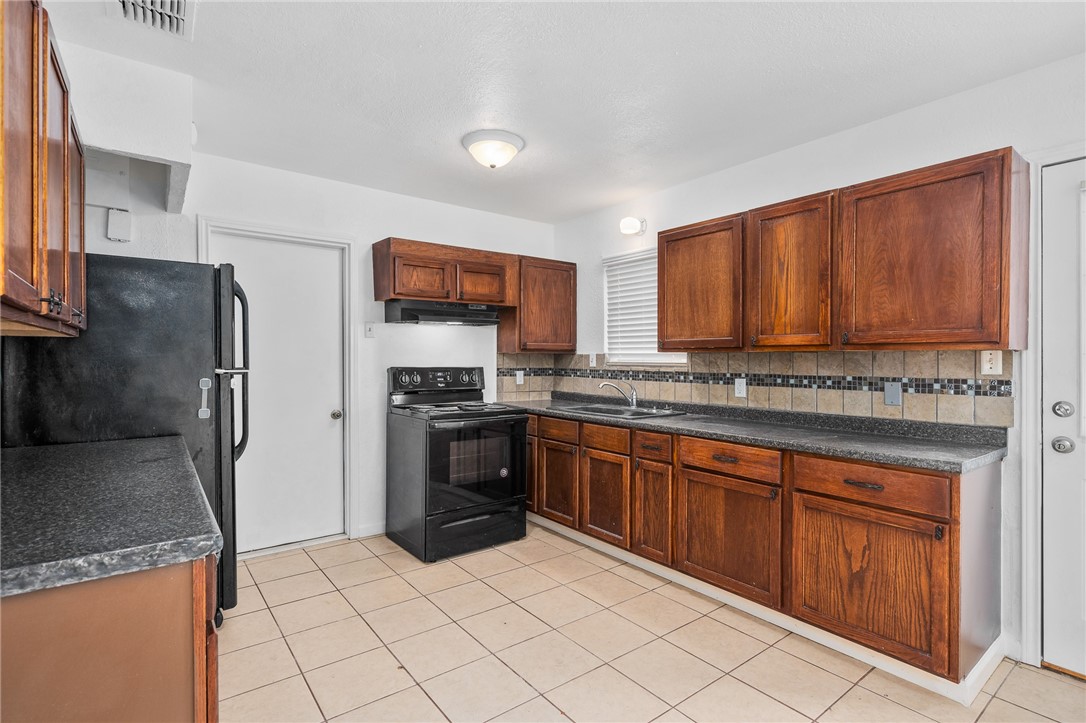 2427 Avenue C Property Photo 8
